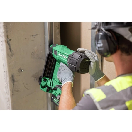 18 V bezszczotkowa gwoździarka do betonu do ścianek lekkich z gwoździami do 40 mm