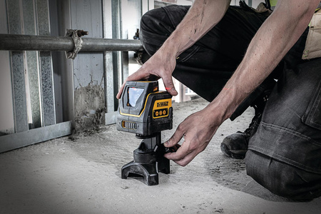 Samopoziomujący laser krzyżowy z wiązką czerwoną 15m DeWALT DW0811