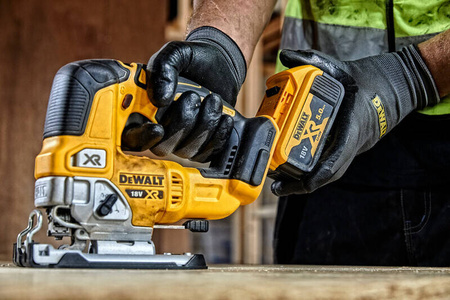 Wyrzynarka Dewalt DCS334NT