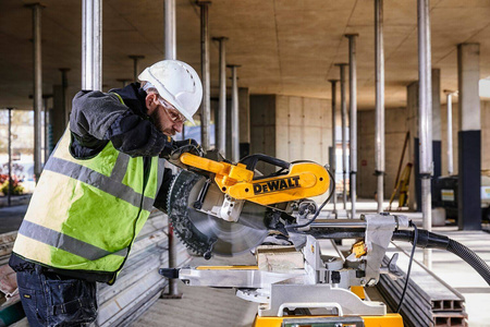 Pilarka stołowa / Ukośnica DeWALT DWS780