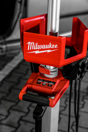 Lampa stojąca Milwaukee z wbudowaną ładowarką M18HOSALC-0 (4933478116)