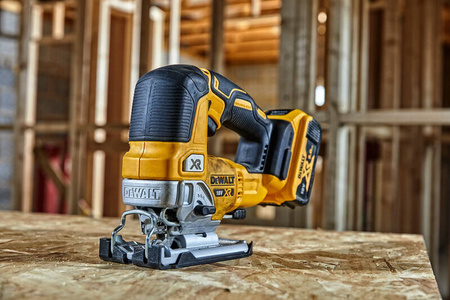 Wyrzynarka Dewalt DCS334NT