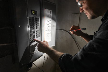 Latarka z wbudowanym akumulatorem USB 250 lumenów Milwaukee IR PL250 4933478705