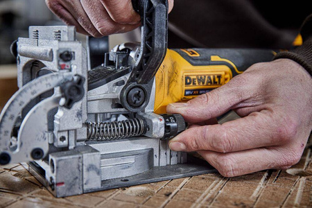 Frezarka do wpustów lamelownica 900W DeWalt DCW682NT